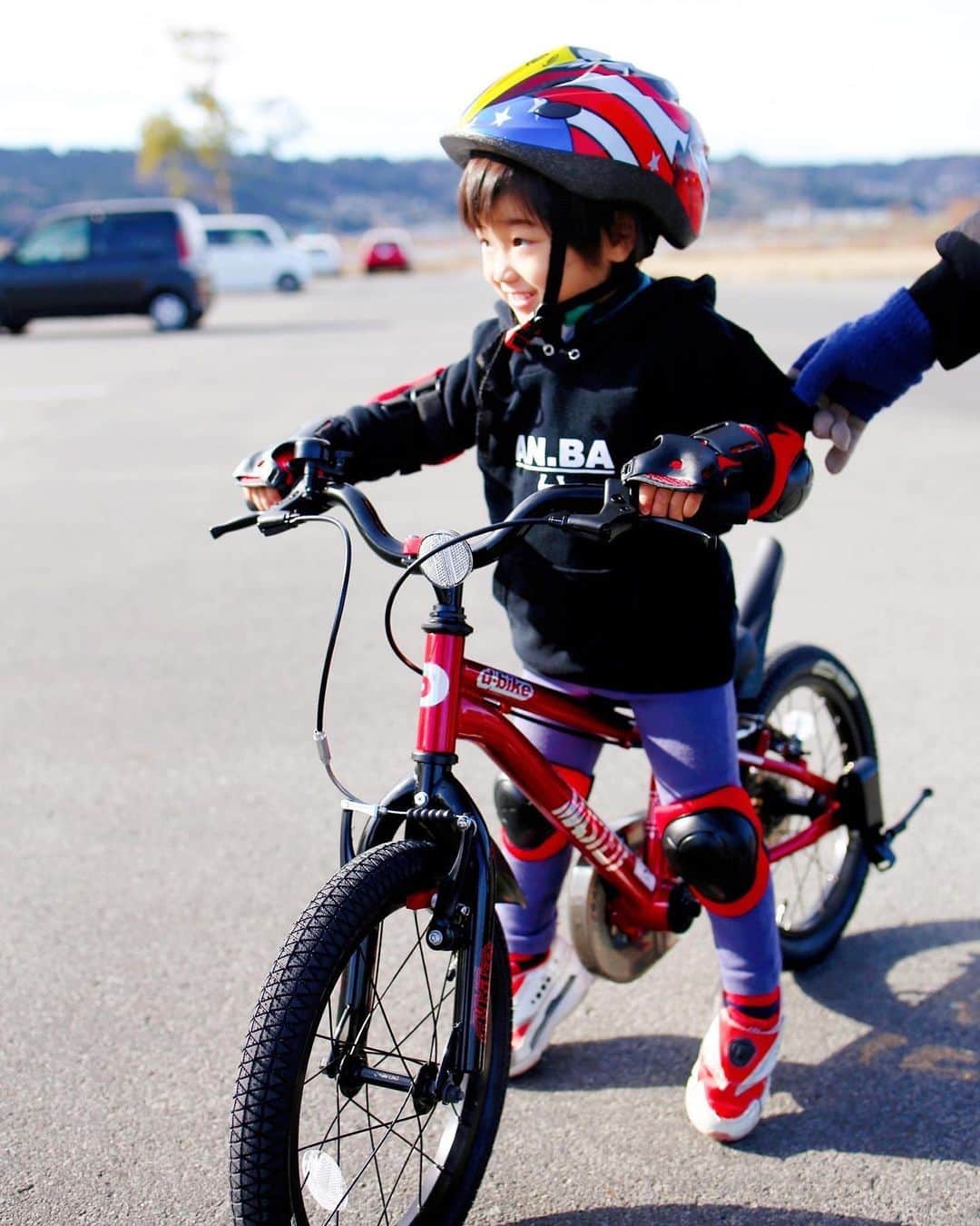 amiさんのインスタグラム写真 - (amiInstagram)「．  I got a bicycle   ．  最近の息子は、もっぱら ディーバイクマスタープラスの 練習をしています🚴‍♀️⭐️  ． めちゃめちゃかっこよくて練習してると 必ず、通りかかったおじいちゃんや おばあちゃんに『すごい自転車だねぇ〜』 と褒められる✨笑  ． まだ完璧には乗りこなせないんだけど なかなか様になってきましたよ👏  はやく暖かくなって、お外で ビュンビュン走れるように なると良いねぇ〜🚴‍♀️❤️  2月の息子のお誕生日は 何プレゼントしようかなぁ〜🤔  ．  #3歳児#男の子育児#息子の成長記録#息子の成長#自転車練習#自転車練習中 #ディーバイクマスタープラス #dbikemasterplus #ワンプッシュ #自転車デビュー #自転車 #マスタープラス #masterplus #3才 #4才 #5才 #キックバイク #最速自転車デビュー #monipla #ides_fan」1月28日 18時41分 - amikuma1219