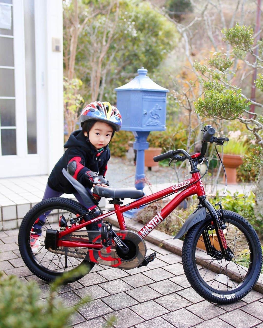 amiさんのインスタグラム写真 - (amiInstagram)「．  I got a bicycle   ．  最近の息子は、もっぱら ディーバイクマスタープラスの 練習をしています🚴‍♀️⭐️  ． めちゃめちゃかっこよくて練習してると 必ず、通りかかったおじいちゃんや おばあちゃんに『すごい自転車だねぇ〜』 と褒められる✨笑  ． まだ完璧には乗りこなせないんだけど なかなか様になってきましたよ👏  はやく暖かくなって、お外で ビュンビュン走れるように なると良いねぇ〜🚴‍♀️❤️  2月の息子のお誕生日は 何プレゼントしようかなぁ〜🤔  ．  #3歳児#男の子育児#息子の成長記録#息子の成長#自転車練習#自転車練習中 #ディーバイクマスタープラス #dbikemasterplus #ワンプッシュ #自転車デビュー #自転車 #マスタープラス #masterplus #3才 #4才 #5才 #キックバイク #最速自転車デビュー #monipla #ides_fan」1月28日 18時41分 - amikuma1219