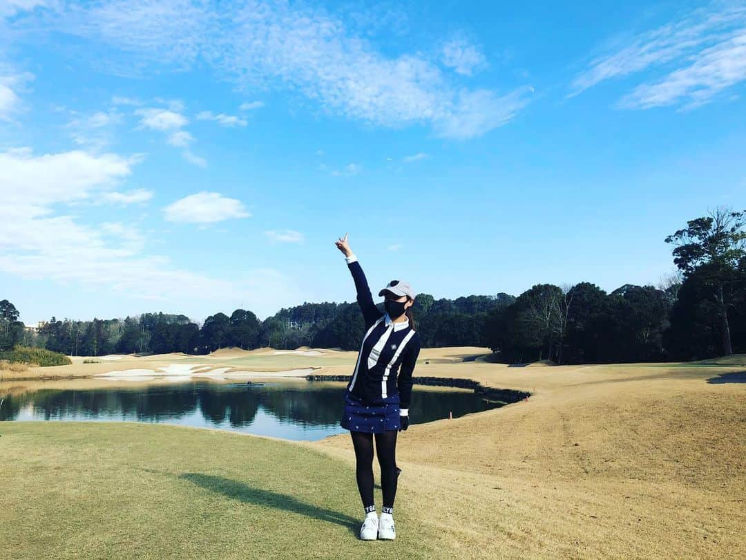 椎名歩美のインスタグラム：「この日はたしか、お天気が最高によかったなぁ。﻿ ゴルフしたい⛳️﻿ ﻿ ﻿ #ゴルフ#癒し」