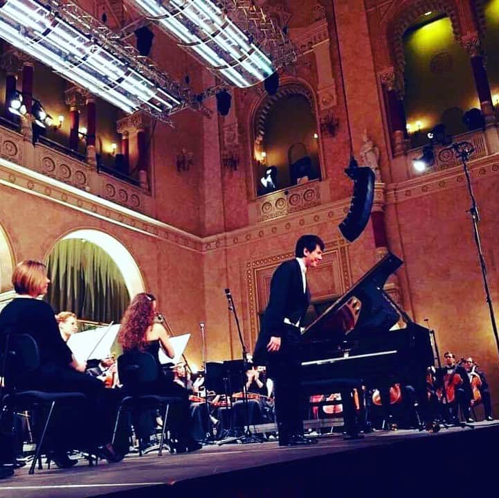 金子三勇士さんのインスタグラム写真 - (金子三勇士Instagram)「Two years ago in #Budapest #Bartok #PianoConcerto #vigadó  #pestivigadó  #concert #HorvathGabor #conductor #MiyujiKaneko #Pianist #SteinwayArtist #Hungary #lovelymemory」1月28日 18時42分 - miyujikaneko_official