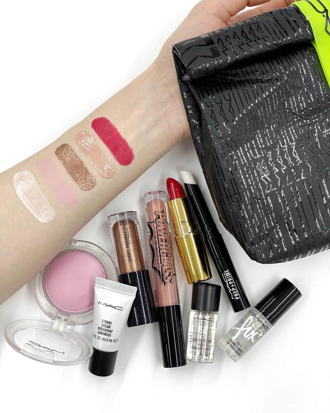 M∙A∙C Cosmetics Japanのインスタグラム：「【いよいよ明日発売！】 公式オンラインショップ限定、バレンタインのスペシャルキットが登場！スワイプして全6キットをチェック👉✨ ㅤ バレンタインデーにぴったりのアイテムがそろいます。お友だちやご家族へのギフトとしてもおすすめ💝 ㅤ 明日1月29日(金) 12時〜、バレンタインキットを使用した #MACインスタライブ を配信いたします🎤 with @asami_makeup  ㅤ 画像1枚目: バレンタインデー コンプリートキット （LOVE YOU）税込13,970円 画像2枚目: バレンタインデー リップ＆アイ ミニキット（LIKE YOU）税込6,490円 画像3枚目: バレンタインデー リップ＆アイ ミニキット （LIKE ME）税込6,490円 画像4枚目: バレンタインデー リップ＆アイ キット （KISS YOU）税込10,120円 画像5枚目: バレンタインデー リップ＆アイ キット（KISS ME）税込10,120円 画像6枚目: バレンタインデー コンプリートキット （LOVE ME）税込13,970円」