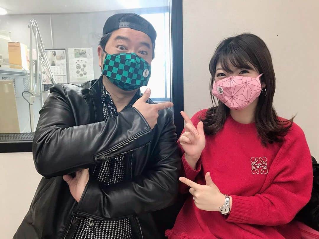 倉窪莉沙のインスタグラム：「* 和歌山放送「マエオカテツヤの全開！木曜日」、今日もたくさんのお便りをいただきありがとうございました💌マスクはリスナーさんが手作りして送ってくださったものです🥺✨優しいお気持ち、お心遣いに感謝いたします。炭治郎と禰豆子、さっそくつけさせていただきました💕💕マスクにつけている飾りは、和歌山放送ラジオチャリティ・ミュージックソンでチャリティ販売しているマスクチャームです！デザインは、昼ワイド「全開！各曜日」のパーソナリティの似顔絵です。「マスクチャーム」の売上金は、すべて和歌山放送ラジオチャリティ・ミュージックソンの「通りゃんせ基金」に寄付されます。詳しくは和歌山放送のHPをチェックしてください☝🏻💫  #マエオカテツヤの全開木曜日 #マエオカテツヤ さん #てっちゃん #wbs #和歌山放送 #和歌山 #radio #ラジオ #アナウンサー #フリーアナウンサー #ママ時々アナウンサー #ママウンサー #鬼滅の刃 #炭治郎 #禰豆子 #手作りマスク #ラジオチャリティミュージックソン  #マスクチャーム」