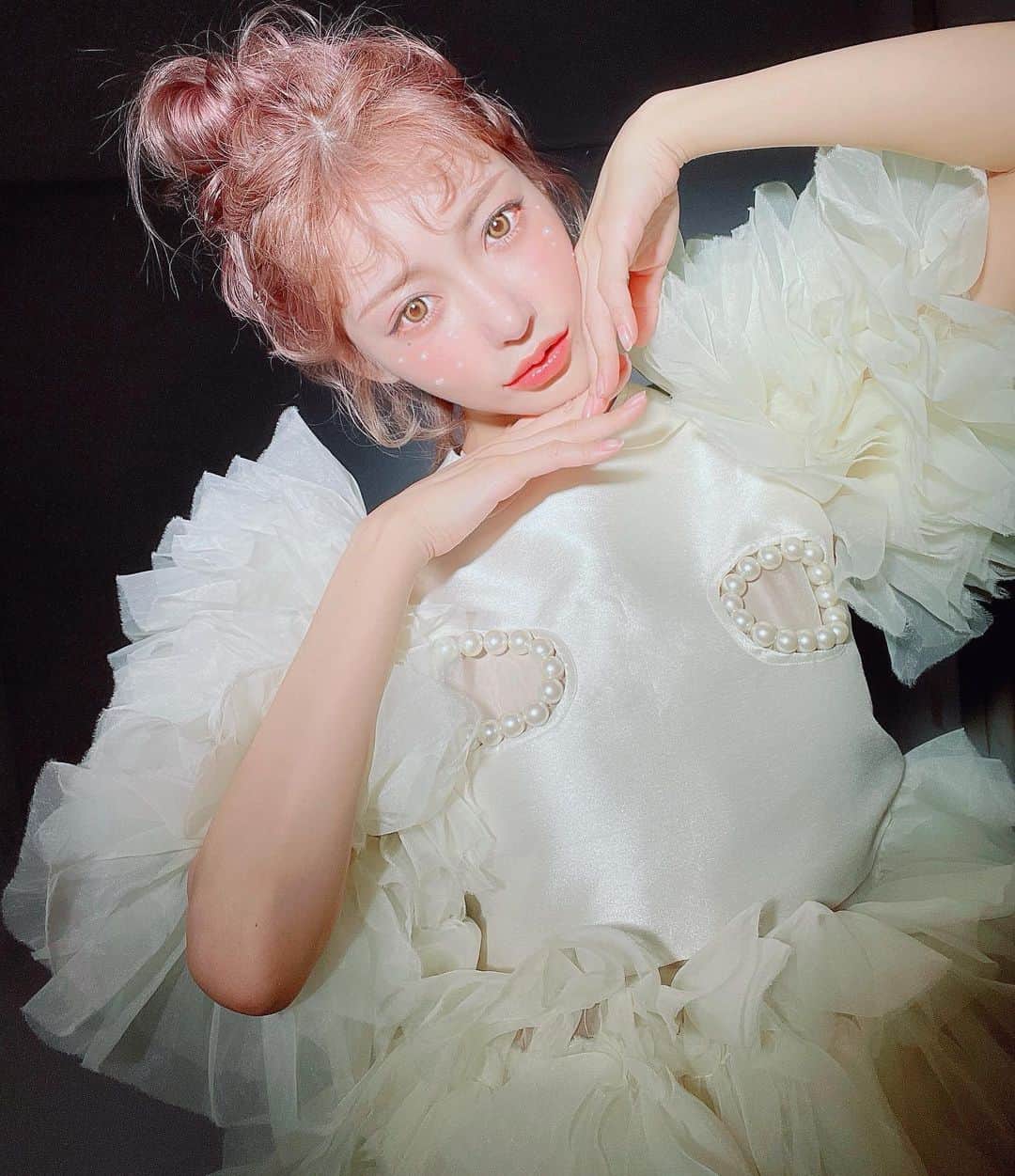 明日花キララのインスタグラム：「髪色も髪型もドレスもタイプ..💘 #髪色アポロチョコちゃんです🍫🧸̌̈ #カラコン試作品だよどおかな」