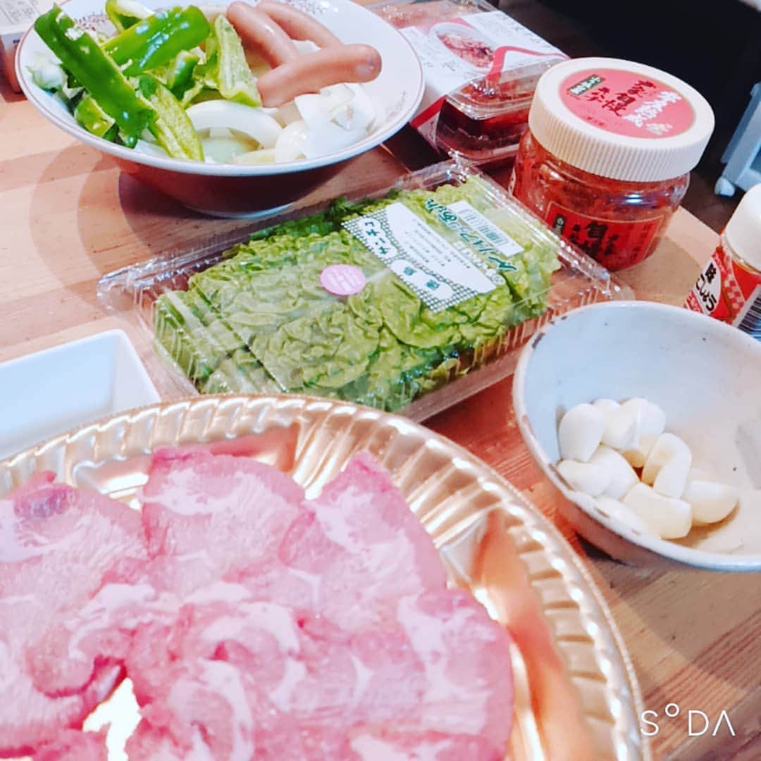 松本隆博のインスタグラム：「。 焼肉喰いたくなり… ひとり焼肉するものの… 用意にワクワクしたものの… めちゃくちゃ喰うでぇ！ と宣言したものの…  始めて20分… そうねぇ肉5切れくらいかの… 喰ったらまーまー腹ふくれ… サンチェは2枚で充分で… 準備と片付けで優に1時間…  もっと若い時はいけたのにー と弱腰になり…  明日の夜も焼肉宣言しー…  片付けせんとこのままにー…  しかしまー  シャーわせな人生やなぁーと。 (^o^)/(^o^)/(^o^)/(^o^)/  そして明日も頑張ると！！  松本隆博はまだまだいける！  (^o^)/  ～人生遊歩道～」