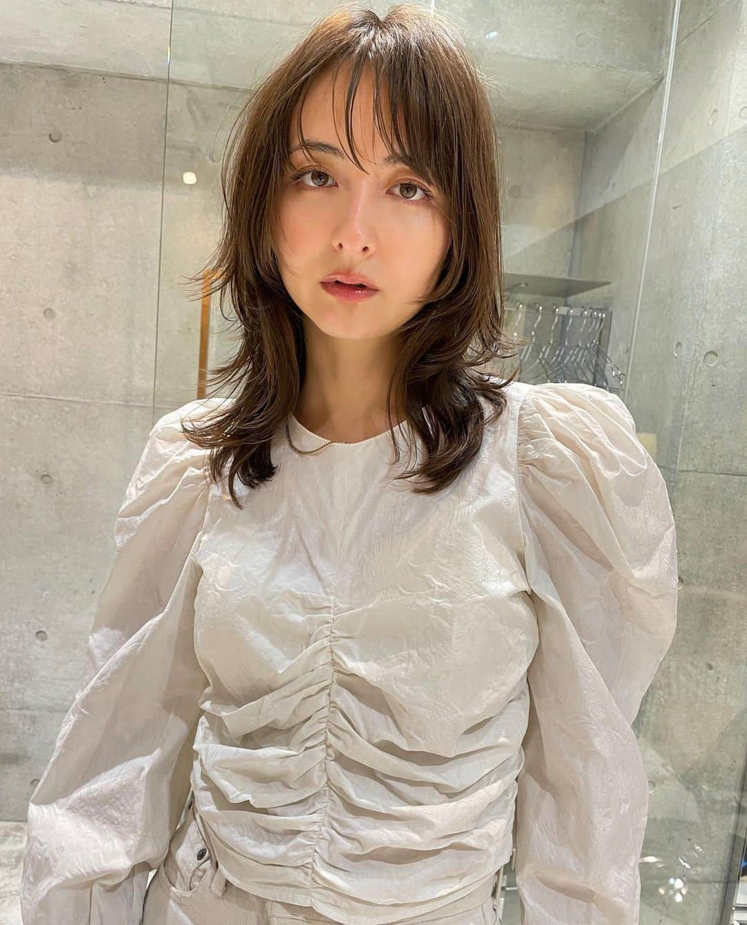 エリーローズさんのインスタグラム写真 - (エリーローズInstagram)「New hair cut with layers and fringe✨ 10年ぶりに前髪つくりました！ レイヤーも顔まわり中心と全体にいれて動きのあるニュアンスヘアーに仕上げてくれました。自分のクセをいかして、オイルつけるだけでスタイリングも簡単。 Thank you @takashionozaka 🕊 @nesthair.tokyo」1月28日 18時56分 - ellirose