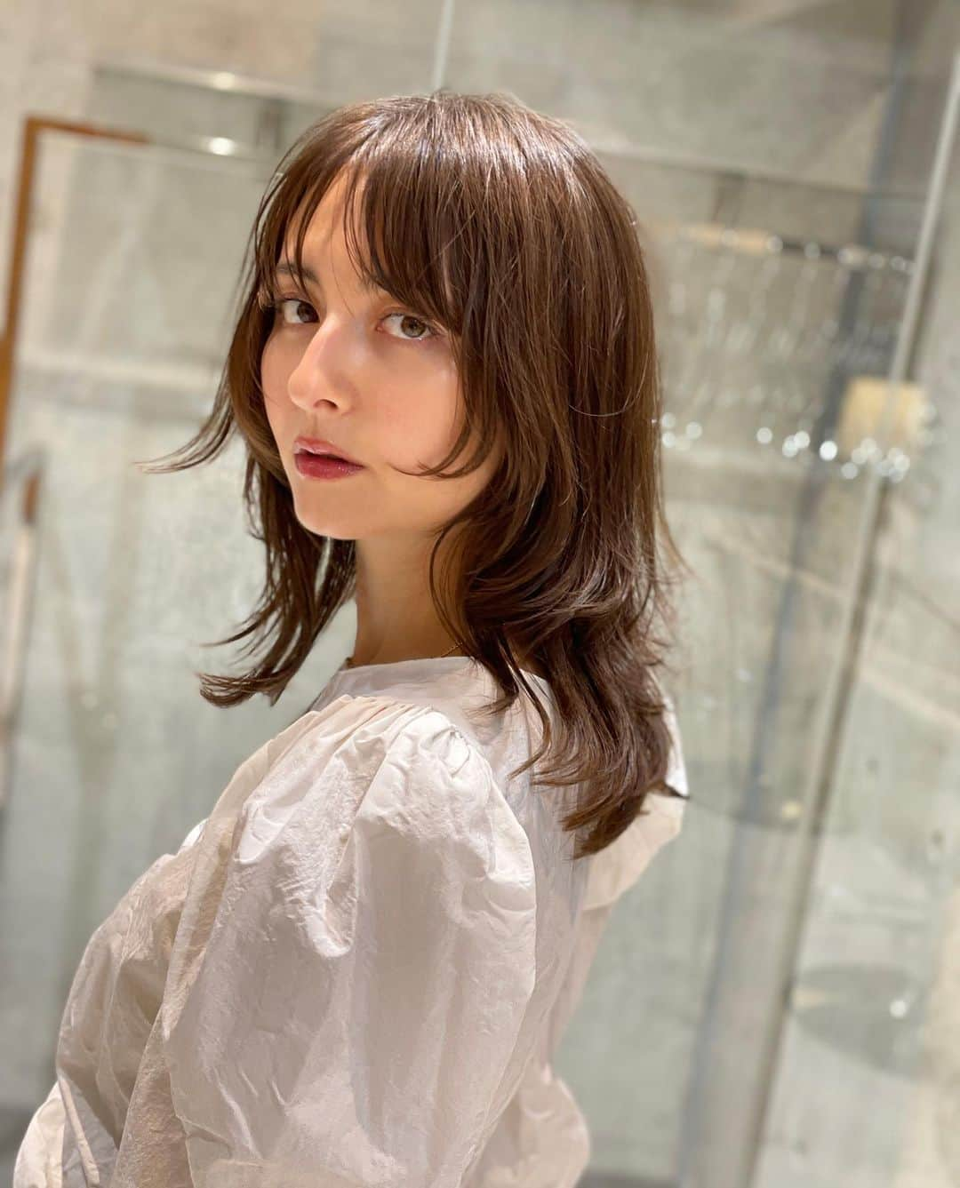 エリーローズさんのインスタグラム写真 - (エリーローズInstagram)「New hair cut with layers and fringe✨ 10年ぶりに前髪つくりました！ レイヤーも顔まわり中心と全体にいれて動きのあるニュアンスヘアーに仕上げてくれました。自分のクセをいかして、オイルつけるだけでスタイリングも簡単。 Thank you @takashionozaka 🕊 @nesthair.tokyo」1月28日 18時56分 - ellirose