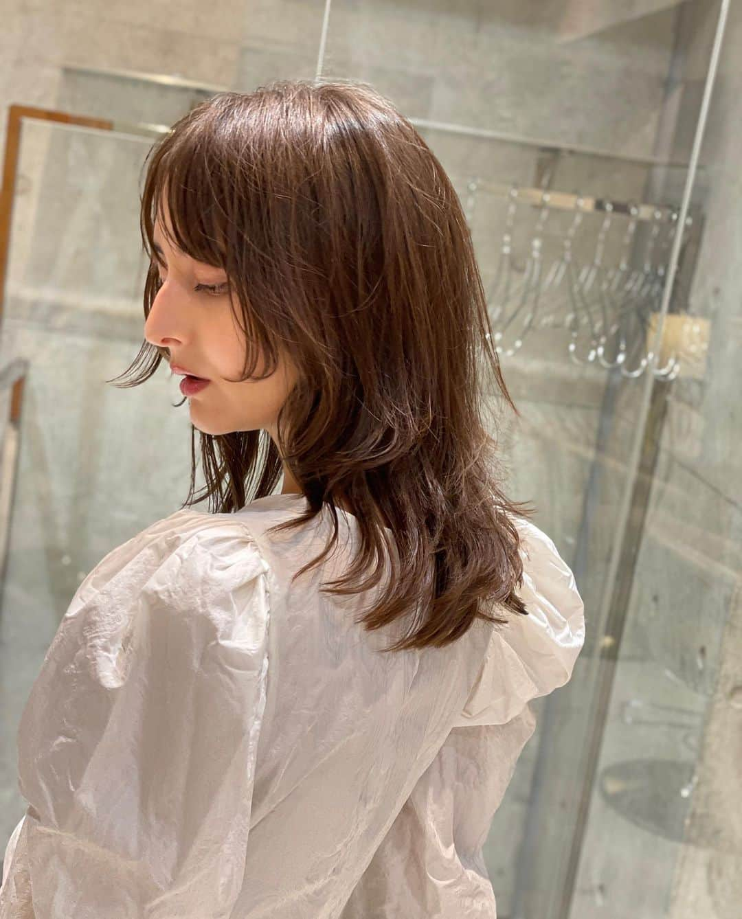 エリーローズさんのインスタグラム写真 - (エリーローズInstagram)「New hair cut with layers and fringe✨ 10年ぶりに前髪つくりました！ レイヤーも顔まわり中心と全体にいれて動きのあるニュアンスヘアーに仕上げてくれました。自分のクセをいかして、オイルつけるだけでスタイリングも簡単。 Thank you @takashionozaka 🕊 @nesthair.tokyo」1月28日 18時56分 - ellirose