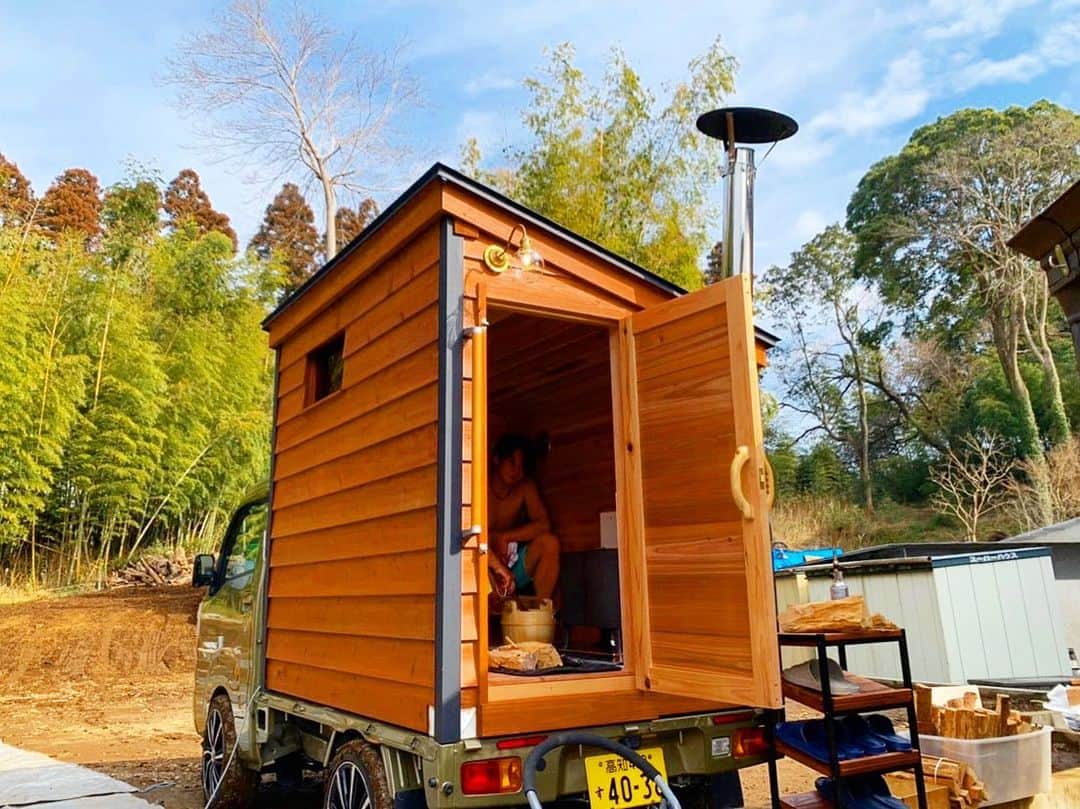 乾雅人のインスタグラム：「We produced"Sauna pickup truck" 軽トラサウナ初号機、続報。千葉・八街ヴィラのご協力を得て試運転を。結果、110℃オーバー、ロウリュで灼熱サウナに🤣テントサウナとは違い、足元もアチアチに🔥 この遊びはヤバイ。 新しいサウナの「遊び方」をご提案できます。 #八街ヴィラ #サウナ #sauna  #軽トラ #モバイルサウナ #mobilesauna」