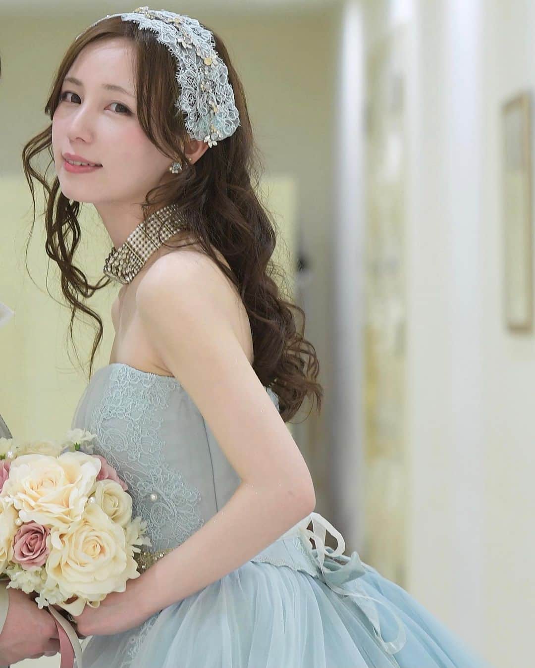 皆方由衣さんのインスタグラム写真 - (皆方由衣Instagram)「式場は大きいステンドグラスと パイプオルガン、シャンデリアと 素敵で  お色直しはブルーのドレス、 ショルダーアリとなしの2wayに して頂きました୨୧⑅*.  お揃いのヘッドドレスが お気に入りでした😌♡  #結婚式 #前撮り #ウェディングドレス #カラードレス #ウェディングフォト  #アニヴェルセル #anniversaire」1月28日 18時51分 - yuiminakata