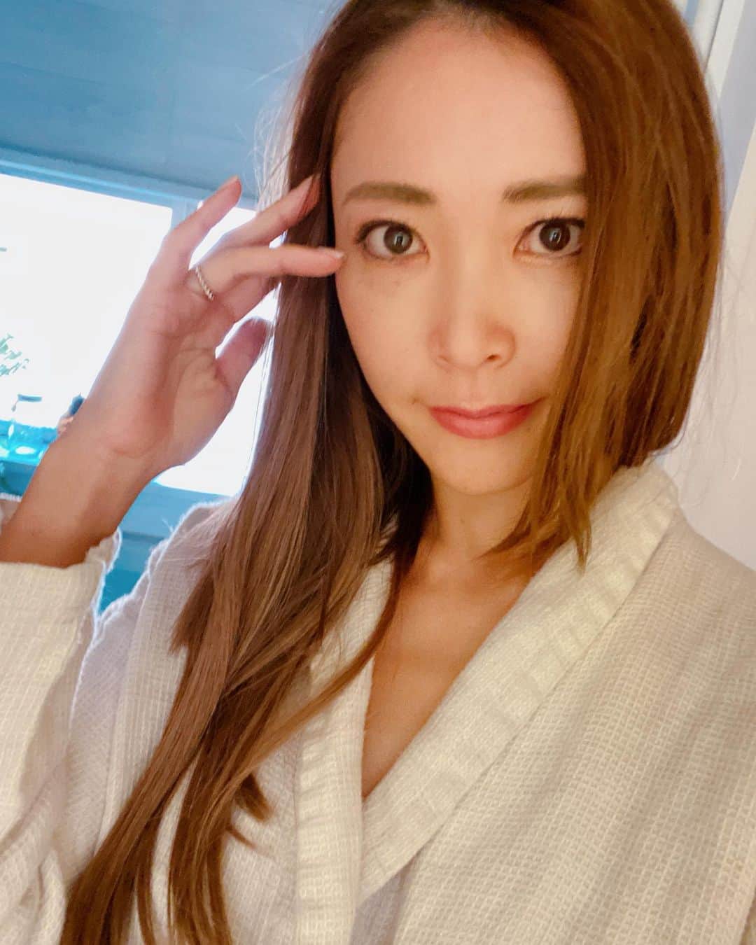 長谷川朋美さんのインスタグラム写真 - (長谷川朋美Instagram)「新月満月は、自分と向き合う日と決めてます🌕﻿ ﻿ 写真は先日の自分の向き合う日❤️﻿ ﻿ 定期的に伺ってる葉山の @umitomorito.hayama ﻿ ﻿ #クレイバス や#仙骨トリートメント など﻿ 心と体と魂が癒される✨﻿ ﻿ 波の音がずっと聞こえて﻿ #自律神経 が本当に整うのですよね。﻿ ﻿ さて、明日の満月は早朝4時16分。﻿ 満月近いせいかとにかく眠い🥱﻿ ﻿ 夕方のトレーニングの後から﻿ ずっとごろごろしてますが、﻿ そんな自分もOK🙆‍♀️﻿ ﻿ 自分に厳しかった時代は終わり﻿ 今はとにかく自分に優しくなった💕﻿ ﻿ そしたら自分と凄く仲良くなれました☺️﻿ ﻿ #healing #spa #cray #ocean #retreat #resortlife #beachlife #hayamalife﻿ #sunset #fullmoon #floweroflife #herb #aroma」1月28日 18時52分 - hasegawa.elena.tomomi