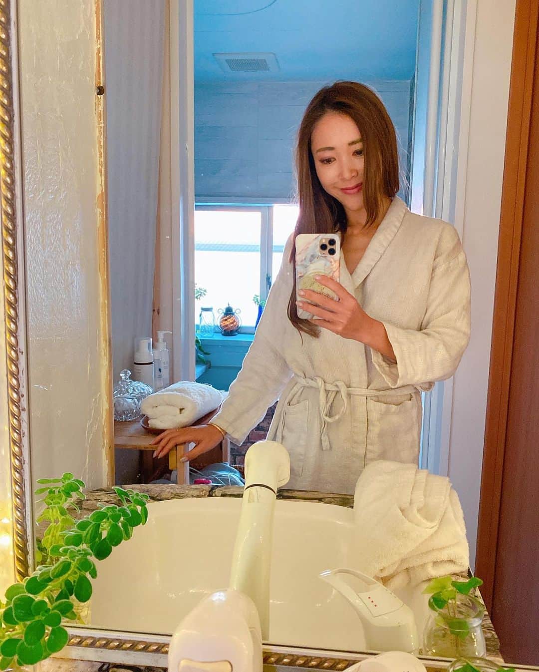 長谷川朋美さんのインスタグラム写真 - (長谷川朋美Instagram)「新月満月は、自分と向き合う日と決めてます🌕﻿ ﻿ 写真は先日の自分の向き合う日❤️﻿ ﻿ 定期的に伺ってる葉山の @umitomorito.hayama ﻿ ﻿ #クレイバス や#仙骨トリートメント など﻿ 心と体と魂が癒される✨﻿ ﻿ 波の音がずっと聞こえて﻿ #自律神経 が本当に整うのですよね。﻿ ﻿ さて、明日の満月は早朝4時16分。﻿ 満月近いせいかとにかく眠い🥱﻿ ﻿ 夕方のトレーニングの後から﻿ ずっとごろごろしてますが、﻿ そんな自分もOK🙆‍♀️﻿ ﻿ 自分に厳しかった時代は終わり﻿ 今はとにかく自分に優しくなった💕﻿ ﻿ そしたら自分と凄く仲良くなれました☺️﻿ ﻿ #healing #spa #cray #ocean #retreat #resortlife #beachlife #hayamalife﻿ #sunset #fullmoon #floweroflife #herb #aroma」1月28日 18時52分 - hasegawa.elena.tomomi