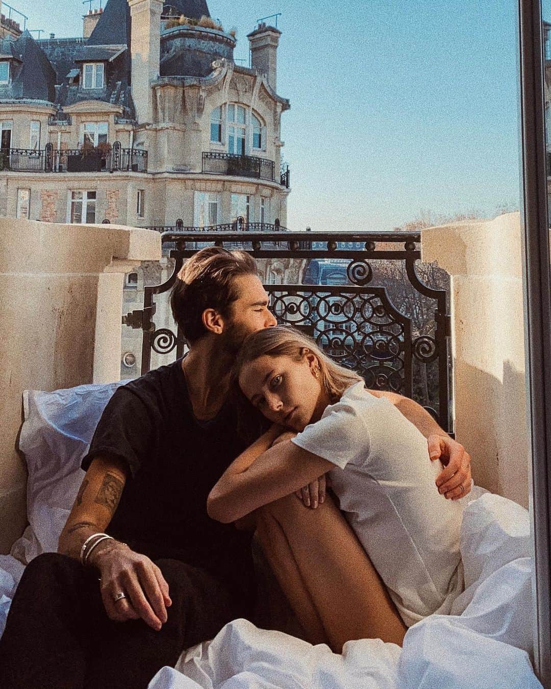 NICOLAS SIMOESのインスタグラム：「Had to repost in colour because it was a beautiful sunny morning together 🧡✨」
