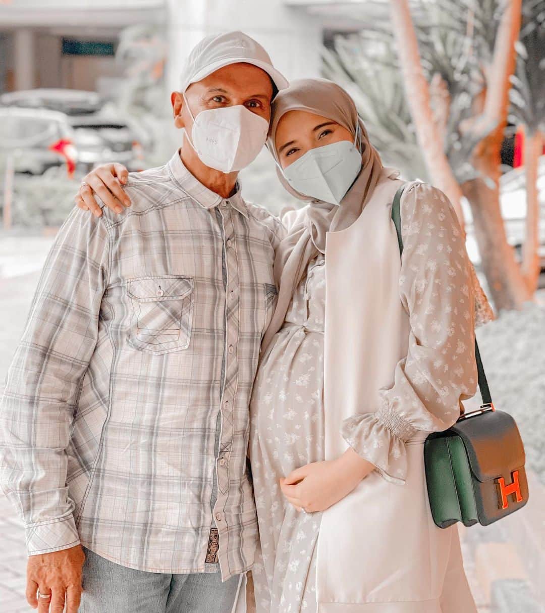Zaskia Sungkarのインスタグラム：「MasyaaAllah Tabarakallah.  Mirip ya 🐛   maskernya..」