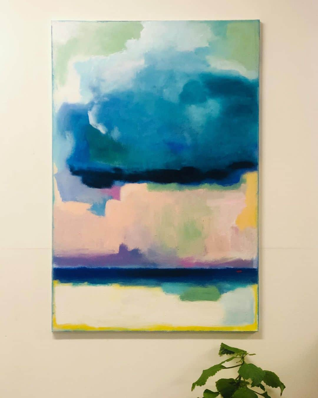 ヤナ・スクラのインスタグラム：「Clawd 80x120cm De lucht is zoveel belangrijker dan wij denken. Wij zitten vaak in een ruimte zo groot als ons hoofd. En dan heb ik het nog niet eens over het heelal gehad. janne.tv/art #acrylicpainting #acrylicsoncanvas #clouds #sea #landscape #seascape #escape」