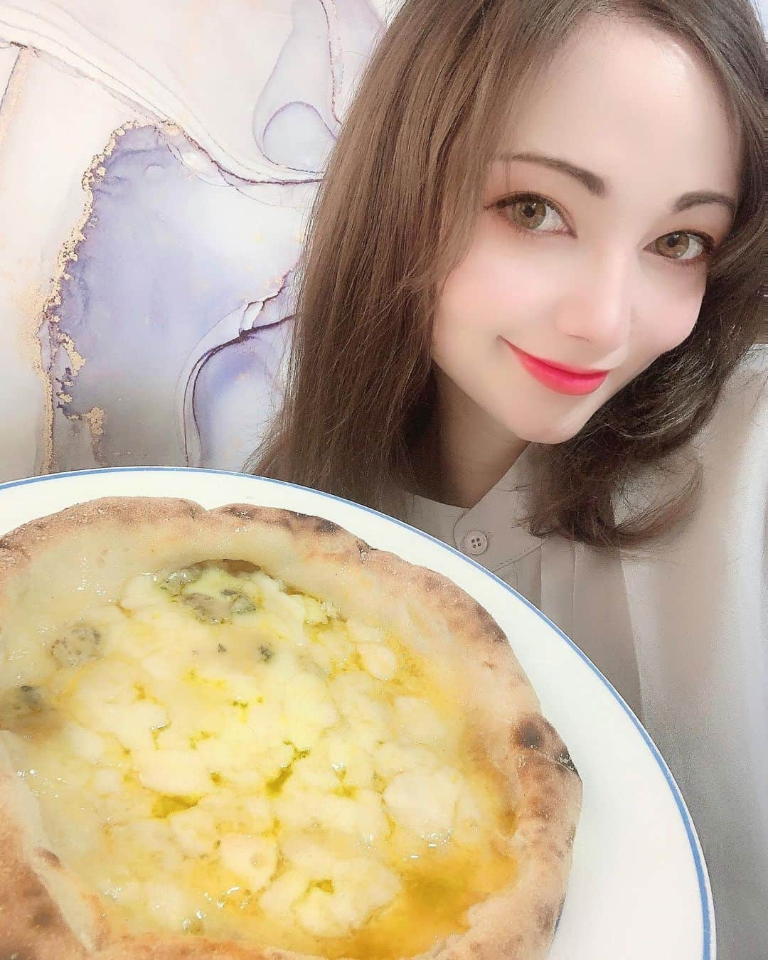 ミシェリマリコさんのインスタグラム写真 - (ミシェリマリコInstagram)「おうちでナポリ⁉️  * * 今日はなんと‼️ おうちで本格的にナポリピザがだべれちゃう🍕😍  冷凍ピザのご紹介です🎶   ☆もはやなぽりについて☆ こだわりの生地は小麦粉、水、塩、酵母のみを使用し伝統的なナポリピッツァの製法で作り上げします。 職人が１枚1枚手で生地をのばし、薪窯で焼き上げたピッツァを独自の方法で冷凍。 ナポリのピッツエリアで食べる焼き立てのナポリピッツァを、冷凍ピッツァで再現‼️ ご自宅にいながら焼き立てのナポリピッツァが食べられます！  冷凍を解凍してからオーブンでやくだけ😍 もちもちで出来立てのピザそのものでめっちゃ美味しかった😭✨  @pizzamohayanapoli にて詳細見てね🎶✨  #もはやナポリ #ピザ通販 #お取り寄せグルメ #ピザお取り寄せ #冷凍ピッツァ #冷凍ピザ #pr #ハーフ #ハーフ女子 #ハーフ顔 #ミディアム #ミディアムヘア #ナチュラルカラコン #三白眼 #三白眼女子」1月28日 18時55分 - michellymariko