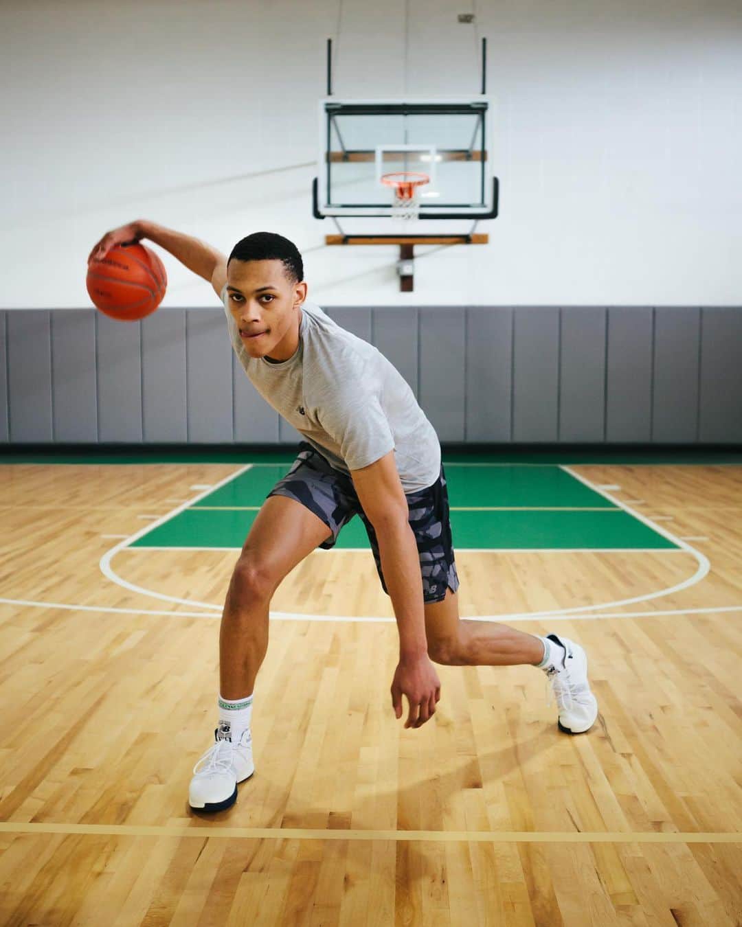 のインスタグラム：「@dariusbazley’s journey rewrites the rules.   #GapYear documents his fearlessly independent path from an NB internship to the NBA hardwood. Available now on streaming platforms globally.   @uninterrupted @newbalancehoops #WeGotNow」