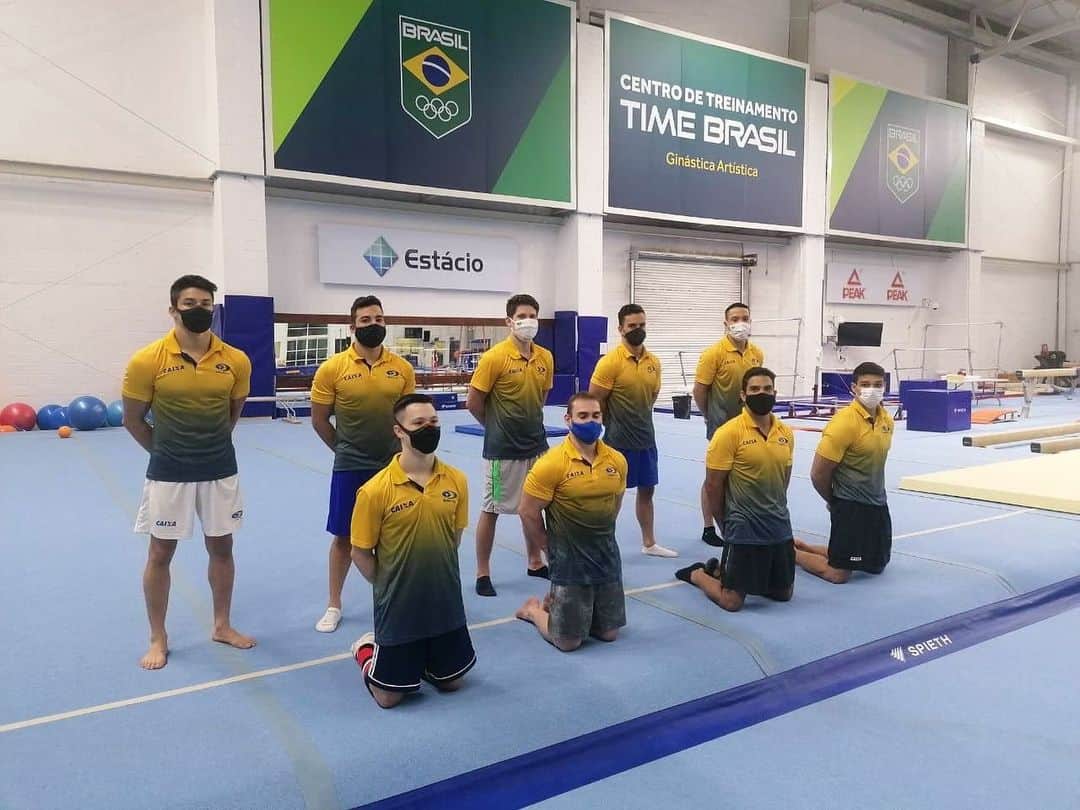 アルトゥール・オヤカワ・マリアノのインスタグラム：「Finalizamos o Primeiro Training Camp com muito sucesso! Houve muito trabalho, superação e dedicação!  Diante do momento difícil em que estamos vivendo foi preciso muito empenho e principalmente atenção. Obrigado @cbginastica e @timebrasil pelo cuidado, observação e prontidão em oferecer esse estágio tão bem elaborado. Agradeço aos treinadores, colegas atletas, fisioterapeutas e demais profissionais que se debruçam em oferecer essa experiência tão importante para nós atletas.  Agora seguimos para as nossas cidades ainda com mais otimismo, inspiração e principalmente motivação. Só assim conseguimos galgar caminhos para conquistar nossos objetivos! • • • #CBG #TimeBrasil @ju.fajardo」