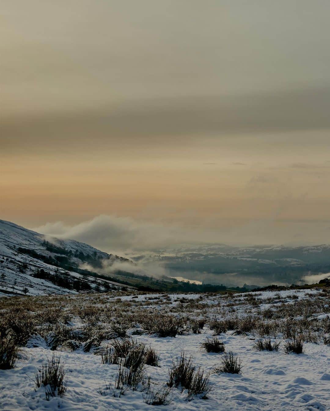 MR PORTERのインスタグラム：「Mr William Wordsworth wrote his famous poem, “I Wandered Lonely as a Cloud”, after a walk in the Lake District. Over 200 years later, @jeremylangmead insists he doesn’t feel lonely when wandering along the same paths. “It’s hard to wander lonely when you have iCloud on your phone,” he says. “Believe it or not, the reception is very good up on the mountains. Thank god, as if it wasn’t for Instagram no one would believe I’d taken up hiking. Or put on a fleece.” Read all about how this ultimate urban sophisticate became an unlikely poster boy for hiking, exclusively on The Journal (link in bio) 📸 @neil_bedford」