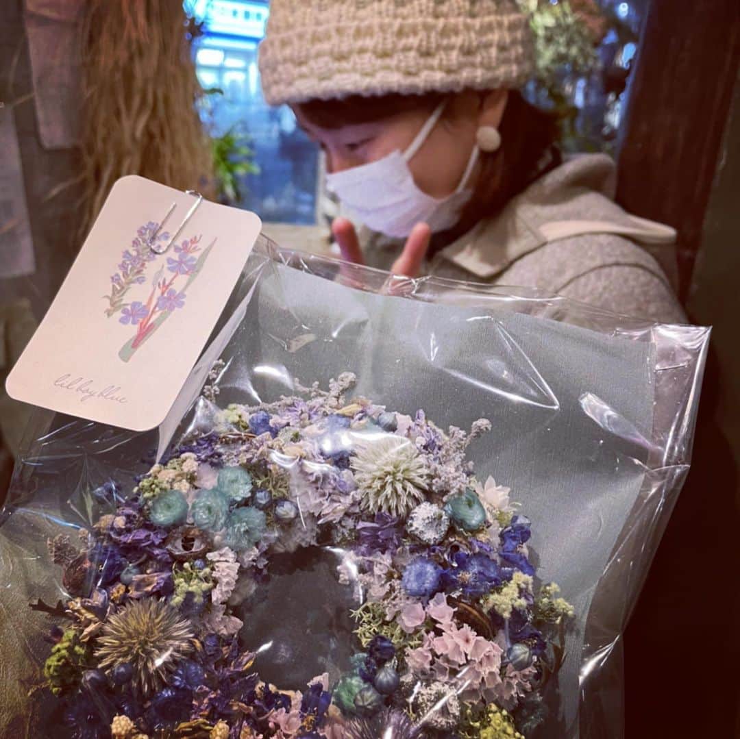 今村沙緒里さんのインスタグラム写真 - (今村沙緒里Instagram)「ブルーのリース💙 こちらもエルゼアールのユリちゃんが プレゼントしてくれました！！ 私をイメージしてくれたらしい…🦋 きゅん。うれしいー。かわいい。 ユリちゃん、自分でもブランドをはじめて。 @lil_boy_blue_y  クリスマスリースも作ってくれたよ。 その人に合わせたオーダーもしてくれます＊ ユリちゃん、ありがとう❤︎ ブーケとリースをいただき 幸せな気持ちになりました。 プレゼントに！おすすめです👖 ・ Yuri chan presented me original wreath！ blue blue purple💙💜Love it！ ・ #flowers #wreath #present #cute #thanks #꽃 #고마워요 #リース #花 #lilboyblue #エルゼアール #癒し #ありがとう」1月29日 0時26分 - saorix13