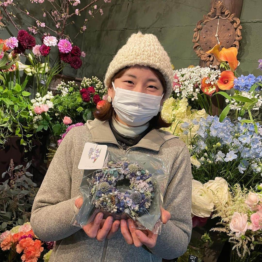 今村沙緒里さんのインスタグラム写真 - (今村沙緒里Instagram)「ブルーのリース💙 こちらもエルゼアールのユリちゃんが プレゼントしてくれました！！ 私をイメージしてくれたらしい…🦋 きゅん。うれしいー。かわいい。 ユリちゃん、自分でもブランドをはじめて。 @lil_boy_blue_y  クリスマスリースも作ってくれたよ。 その人に合わせたオーダーもしてくれます＊ ユリちゃん、ありがとう❤︎ ブーケとリースをいただき 幸せな気持ちになりました。 プレゼントに！おすすめです👖 ・ Yuri chan presented me original wreath！ blue blue purple💙💜Love it！ ・ #flowers #wreath #present #cute #thanks #꽃 #고마워요 #リース #花 #lilboyblue #エルゼアール #癒し #ありがとう」1月29日 0時26分 - saorix13