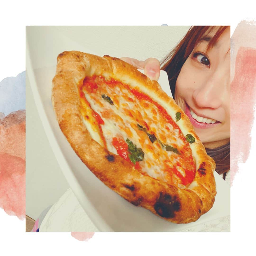 谷口あかりさんのインスタグラム写真 - (谷口あかりInstagram)「﻿ ﻿ #夜中の飯テロ ♥﻿ ﻿ ﻿ ﻿ トマトとチーズの組み合わせって﻿ 正義だ♥﻿ ﻿ ﻿ ﻿ 稽古が始まると﻿ なかなかご飯にまで﻿ 手が回らなくなるので﻿ ﻿ ﻿ ここでも﻿ お取り寄せグルメ♥﻿ @pizzamohayanapoli﻿ ﻿ ﻿ ﻿ 早くみんなでテーブル囲んで﻿ 同じピザ分けたり﻿ 乾杯したりしたいなぁー♥﻿ ٩(ˊᗜˋ*)و ﻿ ﻿ ﻿ よしっ﻿ 沢山食べて﻿ Smile with Me♥﻿ ﻿ ﻿ ﻿ ﻿ *☼*―――――*☼*―――――*☼*――――*☼*﻿ ﻿ #japan #tokyo #Smile #女優 #劇団四季 #ミュージカル #一茶企画 #モデル #model  #ポートレートモデル  #instaportrait  #instapic #インフルエンサー  #インスタグラマー  #influencer #サロンモデル  #Instagrammer  #もはやナポリ #ピザ通販 #お取り寄せグルメ #ピザお取り寄せ #冷凍ピッツァ #冷凍ピザ #pr #食スタグラム #チーズ好き﻿ ﻿」1月29日 0時27分 - akari.taniguchi