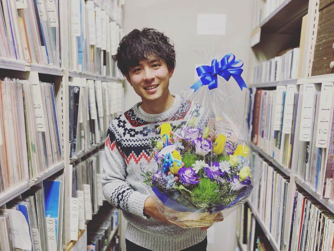 江間丈さんのインスタグラム写真 - (江間丈Instagram)「一昨日27歳になりました😊 素敵なメッセージくださった皆さん 本当にありがとうございます✨ コロナで大変な思いをしている方も 多くいると思いますが 今出来ることを考えて 終息を信じて頑張りましょう‼️ 27歳の1年間は これまで以上に新しいことに挑戦して 自分の道を切り拓いていけるように がんばります😊 皆さん、引き続きよろしくお願いします‼️  #四国放送 #アナウンサー #江間丈 #5年目突入 #フォローお待ちしています🥺 #27歳 #誕生日  #徳島」1月29日 0時27分 - ema_takeru_official