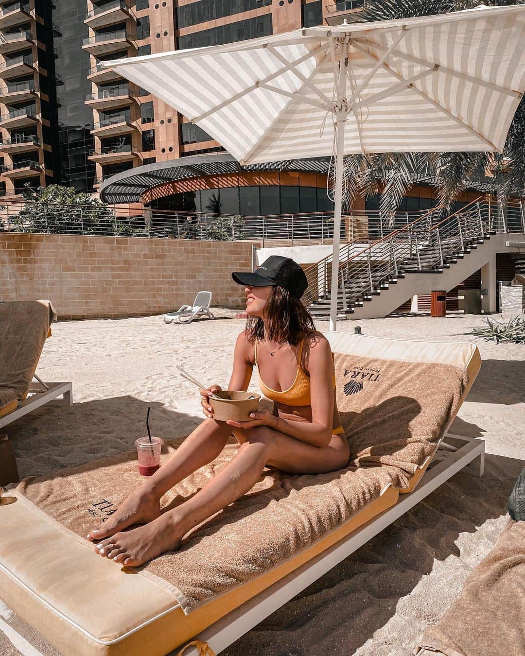 Ralina Rakipovaのインスタグラム：「Ланч на пляже🌴 Все прелести работы на удалёнке💛」