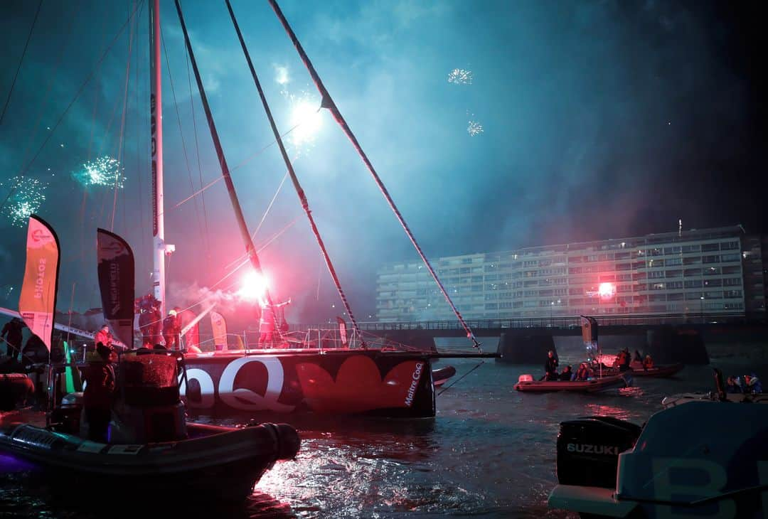 ルモンドさんのインスタグラム写真 - (ルモンドInstagram)「Pour la première fois de l’histoire du Vendée Globe, course à la voile autour du monde en solitaire, le premier à toucher terre n’est pas le gagnant. Yannick Bestaven (Maître Coq IV) a franchi, jeudi 28 janvier, la ligne d’arrivée aux Sables-d’Olonne en troisième position mais a été déclaré vainqueur en raison de compensations dont il bénéficiait pour avoir participé au sauvetage de Kevin Escoffier.⁣ Charlie Dalin (Apivia) a été le premier à boucler le tour du monde mercredi à 20 h 35, heure française, suivi de Louis Burton (Bureau Vallée 2) quatre heures plus tard, mais aucun d’eux deux n’était concerné par des compensations et ils terminent donc respectivement deuxième et troisième de la compétition.⁣ Yannick Bestaven a quant à lui franchi la ligne d’arrivée dans une mer agitée à 4 heures 19 min et 46 sec. Il est donc arrivé 7 heures, 53 minutes et 59 secondes derrière Charlie Dalin.⁣ Le 8 novembre, trente-trois skippers avaient pris le départ. Huit ont abandonné durant cette course marquée par une météo difficile qui n’a pas permis de battre le record de 74 jours et 3 heures établi en 2017 par Armel Le Cléac’h.⁣ ⁣ -⁣ Le skipper Yannick Bestaven franchit la ligne d’arrivée aux Sables-d’Olonne à bord de son bateau Maître Coq IV, le 28 janvier. Photo : Stéphane Mahé (@stephane.mahe) / Reuters (@reuters)⁣ -⁣ #voile #sport #VendeeGlobe」1月28日 19時00分 - lemondefr