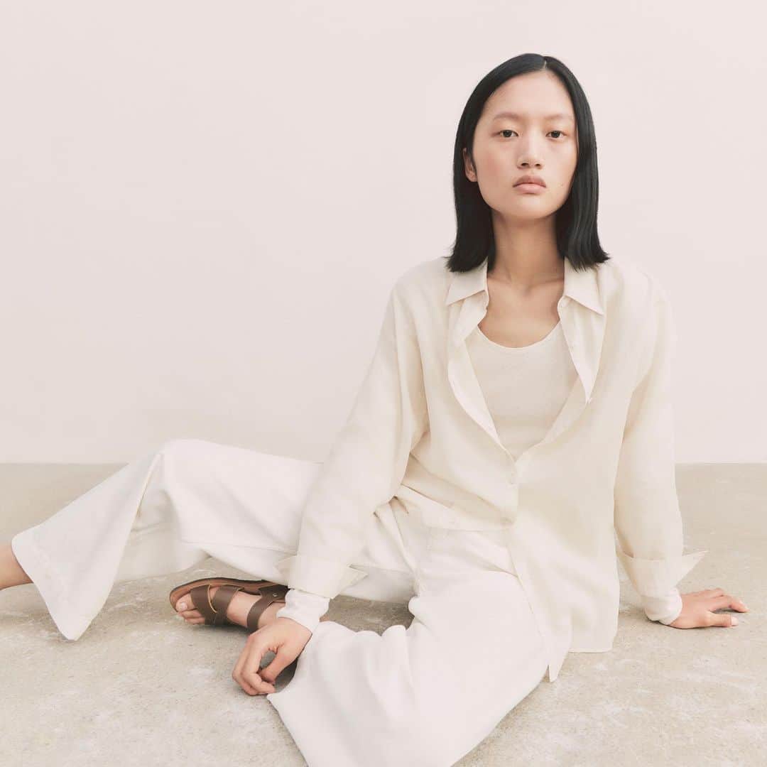 UNIQLO UKさんのインスタグラム写真 - (UNIQLO UKInstagram)「#UniqloU Spring/Summer 2021 Collection launches today with men’s and women’s lineups.   Future LifeWear essentials, designed with the highest precision and in pursuit of a simplified, modern wardrobe.   Artistic Director Christophe Lemaire and his team in Paris reimagine everyday clothing using innovative materials and contemporary silhouettes.」1月28日 19時02分 - uniqlo_uk
