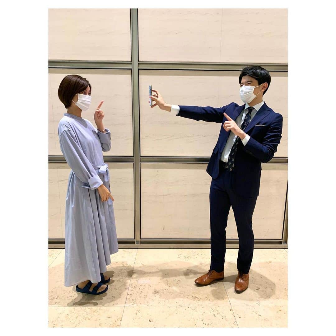 篠原光のインスタグラム：「. 👨🏻「徳島さん前回のラジオにたくさんコメント頂いてますよ！」 👩🏻‍🦰「ほんとだ！みなさん何部か教えてくれてる！！」  👨🏻「………見えてます？」 👩🏻‍🦰「ううん。流石に遠いよスマホ。」 👨🏻「ですよね😂」  と言いながらこの後徳島さんも自分のスマホで読みました。笑 みなさんの部活トーク、わいわい言いながら読ませていただいてますありがとうございます😌  . #しょうがないね #ディスタンスだからね  #写真は #「見えてないですが「見えてる！」みたいなポーズしてください」 #とお願いしたものです #人差し指で指すのが #見えてるポーズ☝️  #徳島えりか @tokushima_erika」