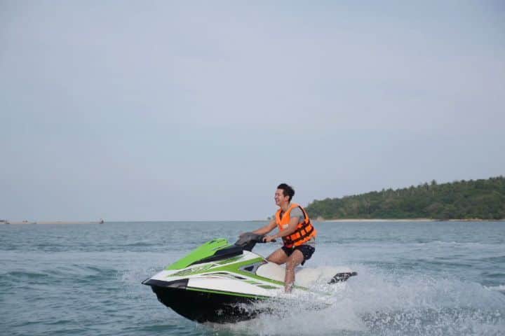 アイス・サランユーのインスタグラム：「คิดถึง Water Sport ที่สมุย คิดถึง @khalifa_samui  khalifa samui provides Boat and Jet Ski rental on Chaweng Beach #khalifasamui #chaweng #chawengbeach  #Samui」