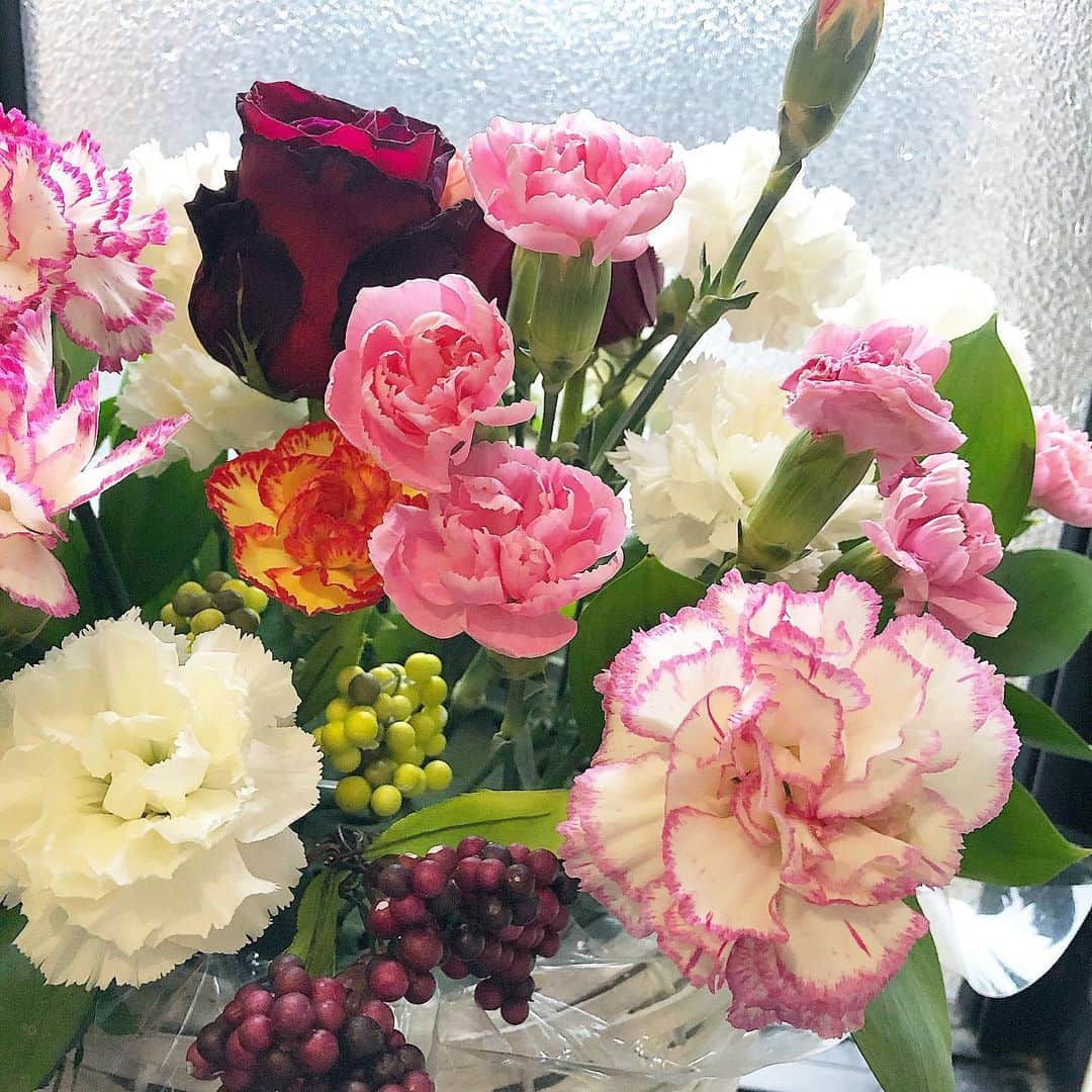 西尾春香のインスタグラム：「. ピンクと白のお花💐 . お花のある部屋って素敵☺️ 癒される🤤 . #花 #花のある暮らし  #癒し」