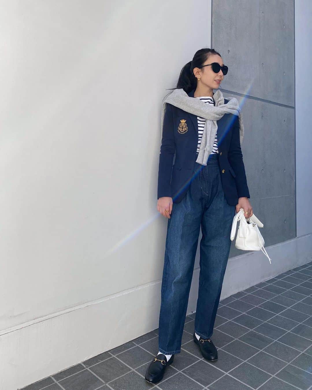 鈴木詩織のインスタグラム：「ぽかぽか陽気だったのでジャケット×デニムだった日🐶  デニムはコクーンタックシルエットの @bit_blue_jp のもの。 ゆるっとしているのですがタックが入っているのでカジュアルになりすぎない感じで着れます！  アウターがいらなくなった季節にはTシャツをINして街ビーサンでラフに着たりするのもいいな〜と♡ タック部分がポイントだからトップスはINするのが良さそうです😉  ﻿ ﻿  #コーデ部#コーデ日記#162cmコーデ#bitblue#bitbluedenim#ビットブルー#デニム#デニムコーデ#3Dサルエル#ジーンズ#ジャケットコーデ#紺ブレザー#ローファーコーデ#PR」