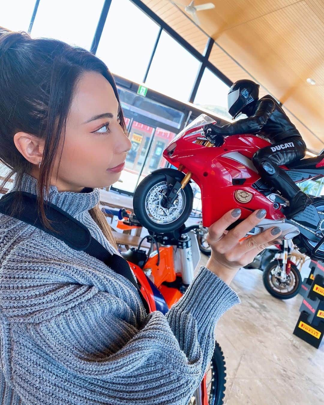 CAMIRAのインスタグラム：「イケメンがいたから持ち上げて写真撮っちゃった☺️💭 かっこいい、、笑 #バイク女子#バイクのある生活#バイクマジック#イケメン#一目惚れフィギア#バイク写真部#パニガーレ#ducati#bikegirl」