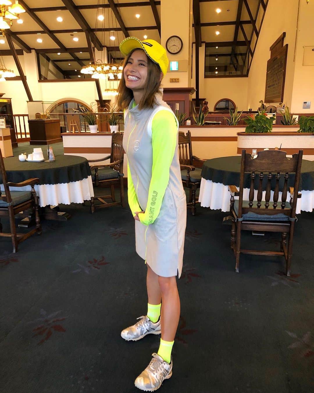 佐野千晃のインスタグラム：「久しぶりにゴルフのお仕事⛳️﻿ ﻿ 寒すぎたけど楽しかった🤤﻿ ﻿ 寒いから外じゃなくて中で写真撮っちゃったww﻿ ﻿ #natural #healthy #good #gilrs #gilr #cool #cute #ooted #selfie #self #face #スポーツ女子 #スポーツ #ハワイ #笑顔 #ひまわり #workout #training #sport  #wear #sportwear #スポーツ #筋トレ女子 #筋トレ #ワークアウト #スポーツウェア #筋肉 #筋肉美 ゴルフ #ゴルフ女子」