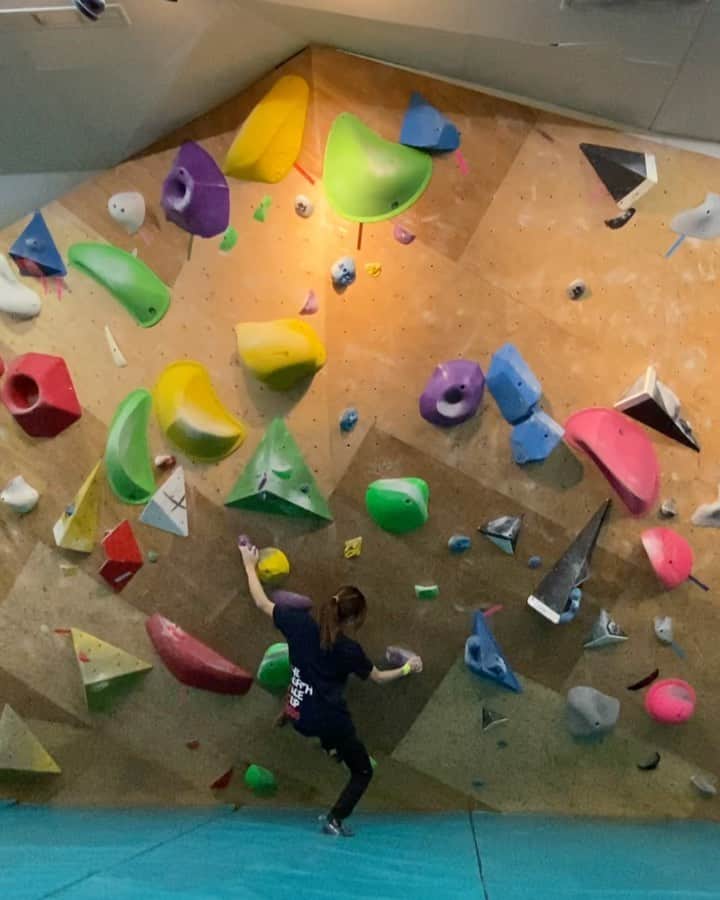 ホン・イン・リーのインスタグラム：「累累的身體 #恢復中 #抱石 #bouldering」