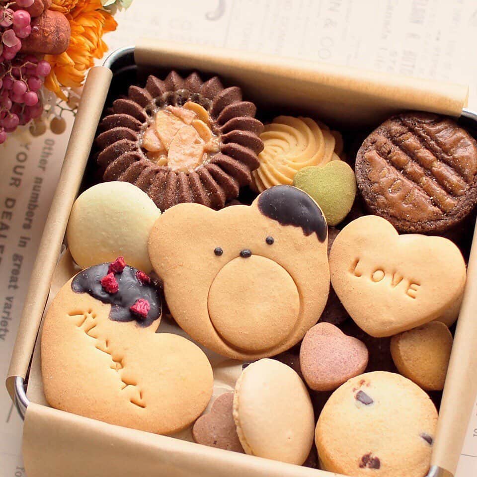 minneさんのインスタグラム写真 - (minneInstagram)「ココア味のクッキーを中心に、美味しそうなサブレやスノーボールなどがぎゅっと詰まったバレンタインのクッキー缶。  くまさんクッキーの耳にチョコがかかっていたり、「バレンタイン」の文字が入っていたりと、一枚一枚楽しみながら食べることができそうです。  見た目もかわいいので、大切な人への贈り物や自分へのご褒美にもおすすめです◎  バレンタインクッキー缶/I BAKE（ @ibake_at ）さん https://minne.com/items/26360855  #クッキー缶 #クッキー #バレンタイン #焼き菓子 #minne #ミンネ #ハンドメイド #handmade #プレゼント #ギフト #ハンドメイド作品 #手作り #minne_food」1月28日 19時12分 - minne_official