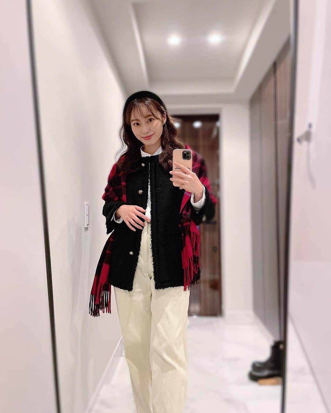 小祝麻里亜のインスタグラム：「❤️🖤🤍  都内も久しぶりに少し雪が積もって冬らしい日でした☃️日本海側の方々などはまた雪掻きが大変ですね🥲  沢山温まりましょうね☺️  ． ． ．＿＿＿＿＿＿＿＿ #outfit #coordinate #look #instafashion #셀스타그램 #얼스타그램 #코디 #스타일링 #데일리 #데일리룩 #오오티디 #158cmコーデ」