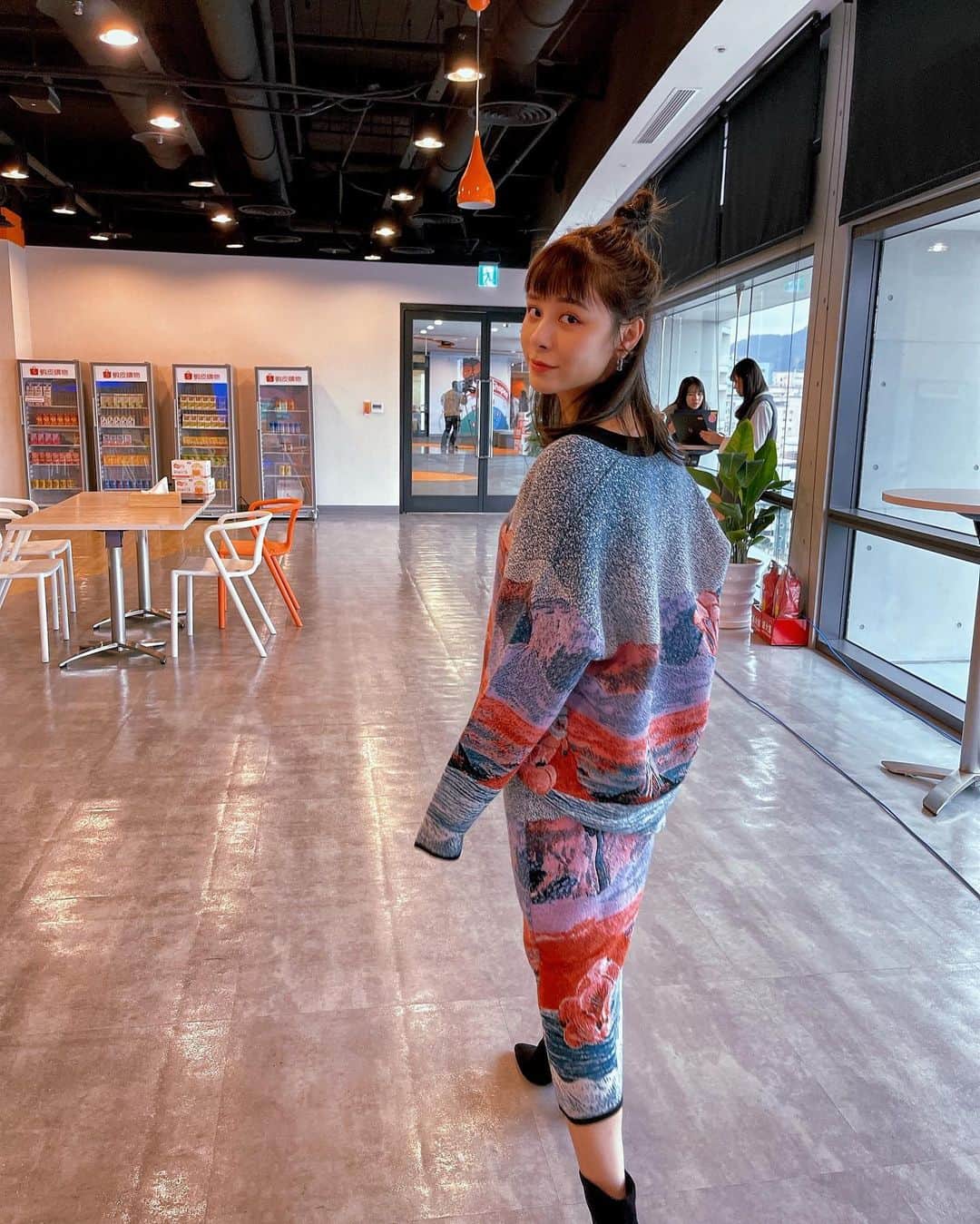 宇珊のインスタグラム：「昨天謝謝「蝦皮直播盛典」的邀請～ 那個蒜味豬肉條到現在仍然是我心中的Top 1 從來沒吃過比這更蒜的了！！！ 然後 第三張照片我臉好小哈哈哈哈 / 我把畫穿在身上了❤️ 服裝謝謝 @iblues_official  #iblues #fairtontw #華敦國際 @shopee_tw」