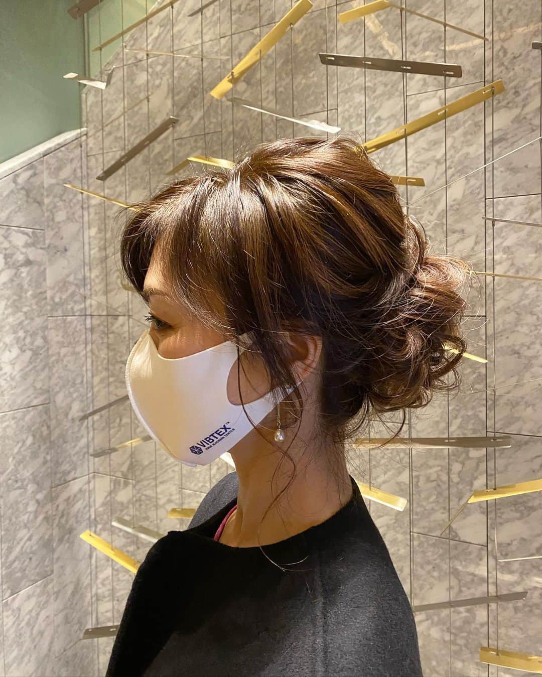 ImotoEtsuyo さんのインスタグラム写真 - (ImotoEtsuyo Instagram)「VIB Mask 肌当たりも柔らかくて 気持ちいい。 ・ ・  素材に伸縮性のある ダンボールニットを使用した、 肌になじむデザインのマスク。  速乾性、UVカットの機能も兼ね備えて いるマスクです。 ・ 表面に付着する特定のウイルスを 劇的に減少させる素材。 #vibtex  #マスク #mask  #ビブテックス  #ヤギ  #株式会社ヤギ  #高橋練染  #新ブランド #抗菌  ・  ・ #ヘアアレンジ ➡︎ @hxmtkdami  @gekkabijin_roppongi」1月28日 19時23分 - bisuhada