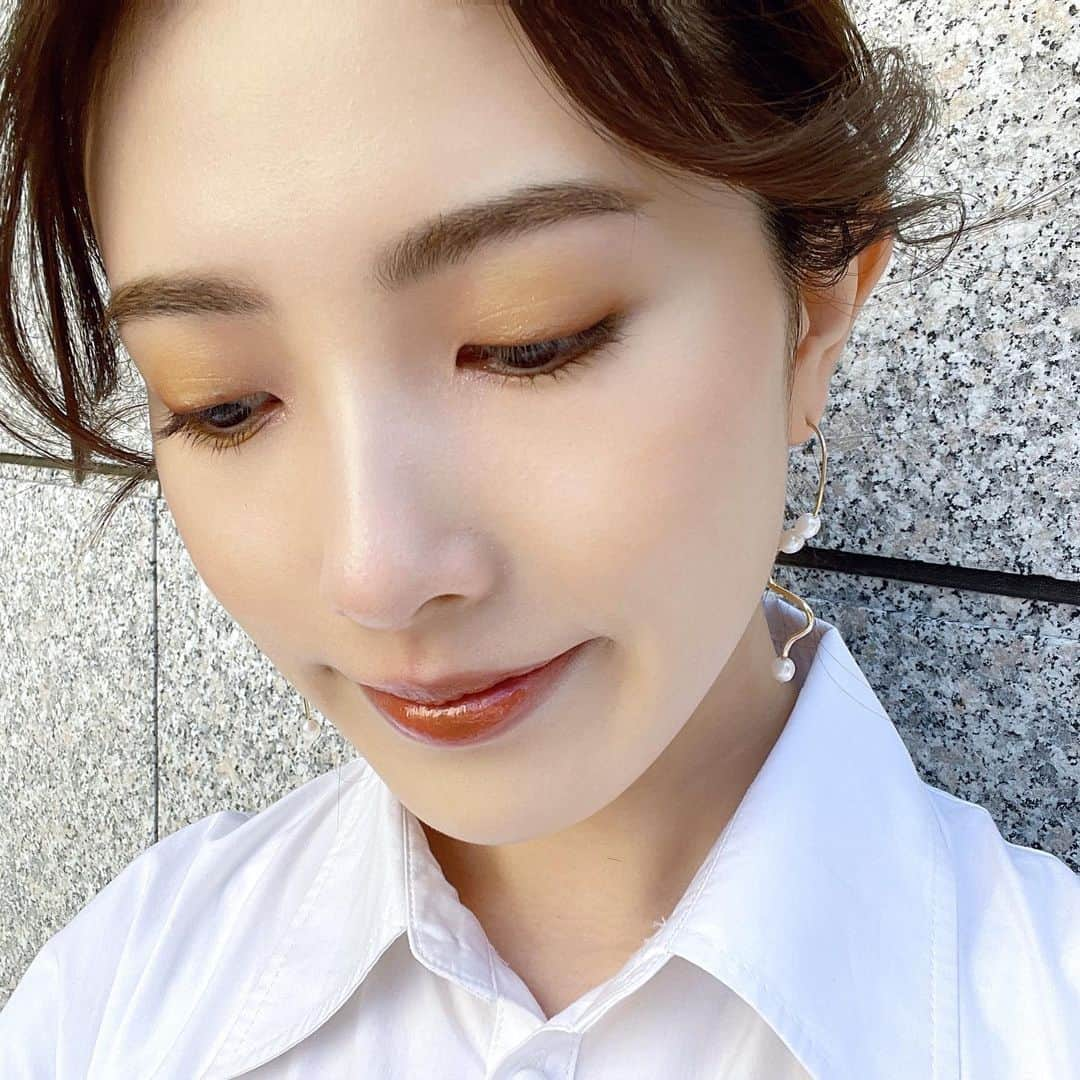 濱田あおいさんのインスタグラム写真 - (濱田あおいInstagram)「. . 高島屋さん @takashimaya_beauty の ムービーのモデルとしてMiMCの新作コスメで メイクをしてもらいました🥰  イエロー系のアイシャドウに リキッドタイプのラベンダーカラーを 組み合わせていてとってもかわいいよーっ！ またチークとリップにマルチに使える スティックタイプのチークも◎ 最後にメイクしてもらってるムービーも 載せてるのでhowtoぜひ見てみてほしい💓 @takashimaya_beauty さんのアカウントでは リップメイクの様子もupされてるよっ👄  自分だとなかなかイエローとかテラコッタ系の メイクしないから新鮮かも！！  2月3日発売 MiMC 2021SS Collection💛  ▼ビオモイスチュアシャドー 29 ガイア ¥4180  ▼ミネラルリキッドリーシャドー 06 インフィニティ ¥3630  ▼ミネラルアイブローA 03 ライトブラウン ¥2530  ナチュラルコスメ、石けんオフコスメだけど そんなことを感じさせない発色の良さ👏🏻 キラキラ感も十分✨✨  予約はスタートしているそうなので ぜひチェックしてみてねーっ！  新年1発目の撮影はこちらでした💕 久々のムービー撮影楽しかった💐  #takashimaya_beauty#タカシマヤ#高島屋#MiMC#エムアイエムシー#石けんオフメイク#makeup#organic#メイク動画#イエローメイク#テラコッタメイク#ラベンダーメイク#ナチュラルコスメ#デパコス#ビオモイスチュアシャドー #ミネラルリキッドリーシャドー#ミネラルアイブローA#ミネラルコスメ#春メイク#春コスメ#コスメ#メイク#美容#スウォッチ」1月28日 19時16分 - aoihamada