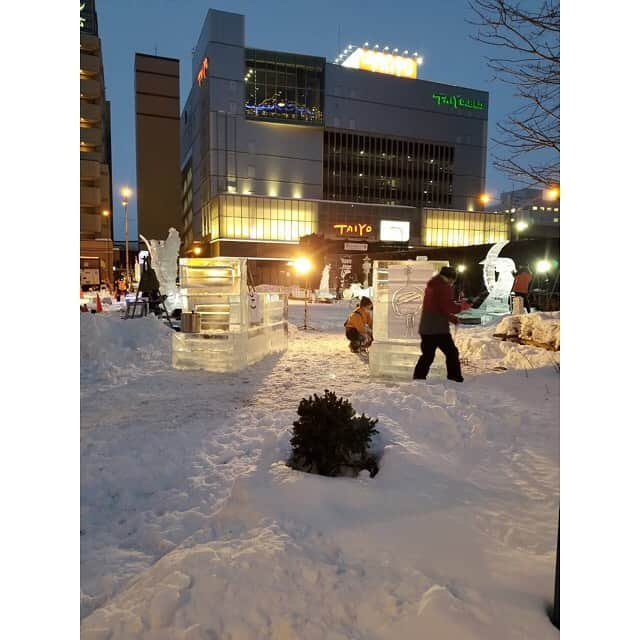 羽田美智子さんのインスタグラム写真 - (羽田美智子Instagram)「北海道にきています✈️ 昨日は北見で公演があり、お天気にも恵まれて、皆様に暖かく出迎えていただきました❤️  本日移動中に足寄で休憩☕😌 30年前、ドラマの撮影で滞在してた町です。 懐かしい～😆  帯広に着いたら『おびひろ氷まつり』の準備をしていました。 綺麗ですね～❄️❄️❄️  明日は幕別で公演があります！ もしお近くでしたらお待ちしています😉」1月28日 19時16分 - michikohada