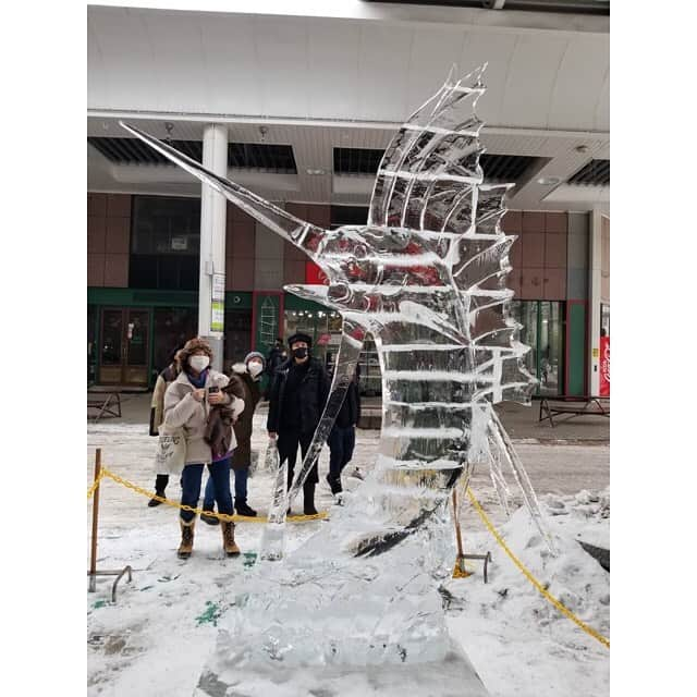 羽田美智子さんのインスタグラム写真 - (羽田美智子Instagram)「北海道にきています✈️ 昨日は北見で公演があり、お天気にも恵まれて、皆様に暖かく出迎えていただきました❤️  本日移動中に足寄で休憩☕😌 30年前、ドラマの撮影で滞在してた町です。 懐かしい～😆  帯広に着いたら『おびひろ氷まつり』の準備をしていました。 綺麗ですね～❄️❄️❄️  明日は幕別で公演があります！ もしお近くでしたらお待ちしています😉」1月28日 19時16分 - michikohada