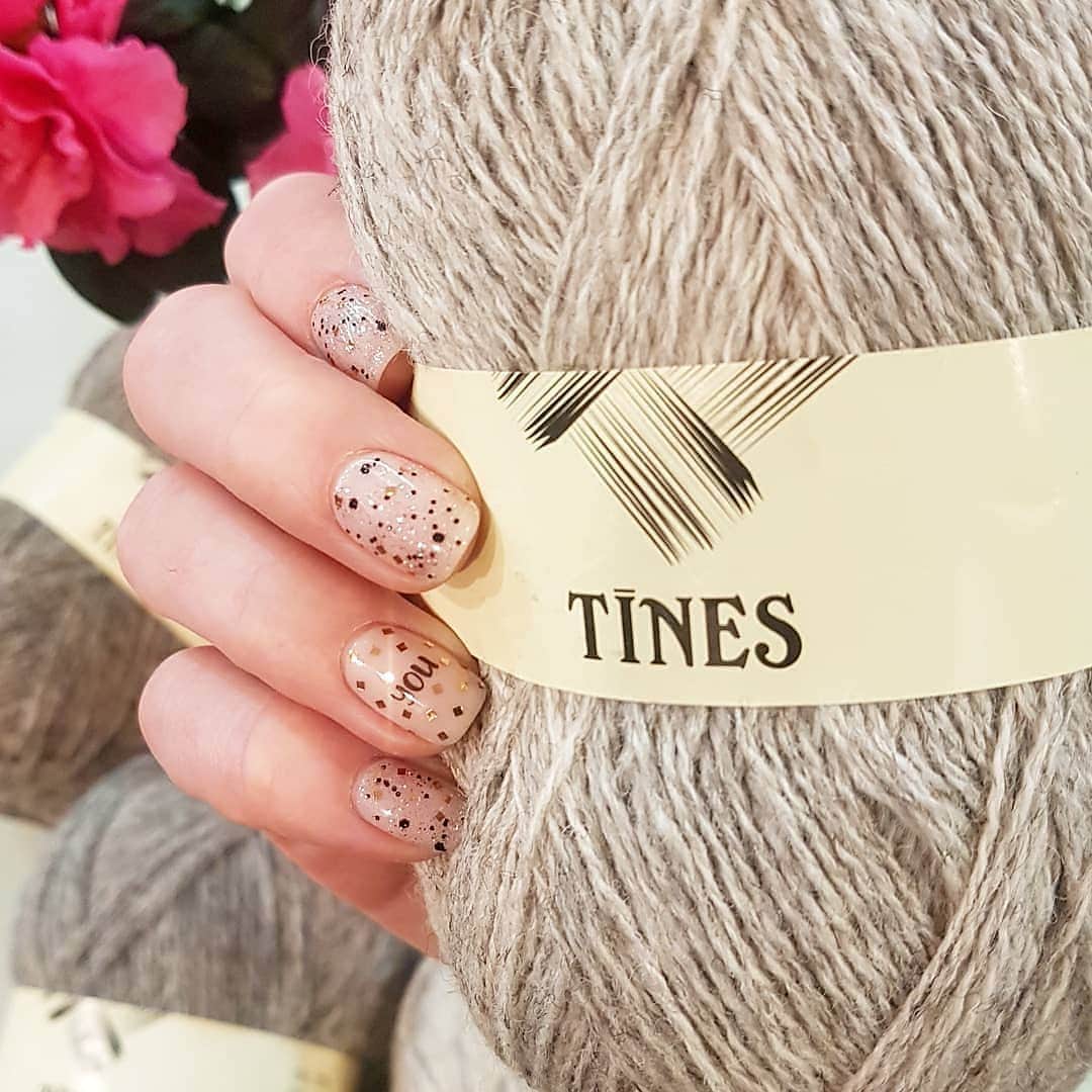 ティネスのインスタグラム：「You 🐑 Yarn N° 265 is a natural shade of sheep wool yarn. It's pleasantly warm color and goes well with many other colors. A shade N° 266 is darker, so they make a good combo.  Order 100% wool yarn online: WWW.TINES.LV WORLDWIDE SHIPPING」
