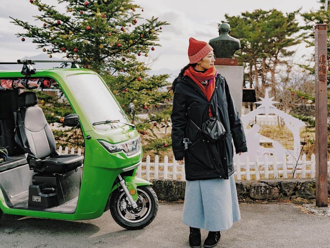 七野李冴さんのインスタグラム写真 - (七野李冴Instagram)「My travel memories / TukTuk ride in Kiyosato🛺♡  旅の思い出をシェア。トゥクトゥクの絵文字に感動！笑 大好きな乗り物のひとつであるトゥクトゥク、日本で乗れるのが嬉しすぎる。トゥクトゥクツアーではハンモックでお茶をしたり、富士山&八ヶ岳を眺めながらのランチタイムも楽しめます。車で来ても、わざわざトゥクトゥクに乗りたくなるような仕掛けがたくさん！ 小回りが効くからこそ行ける場所や地元の人しか知らないエリアなど、絶景と共に楽しめるアクティビティでした。 寒い中で飲むココアって、何でこんなにおいしいんだろう？☕️♡  #tuktuk #yatsugatake #tuktukride #mountains #traveler #traveljapan #peakperformance #uniqlojwanderson #travelgram #naturejapan #hammock #minicamp #yamanashi」1月28日 19時21分 - risaaxoxo