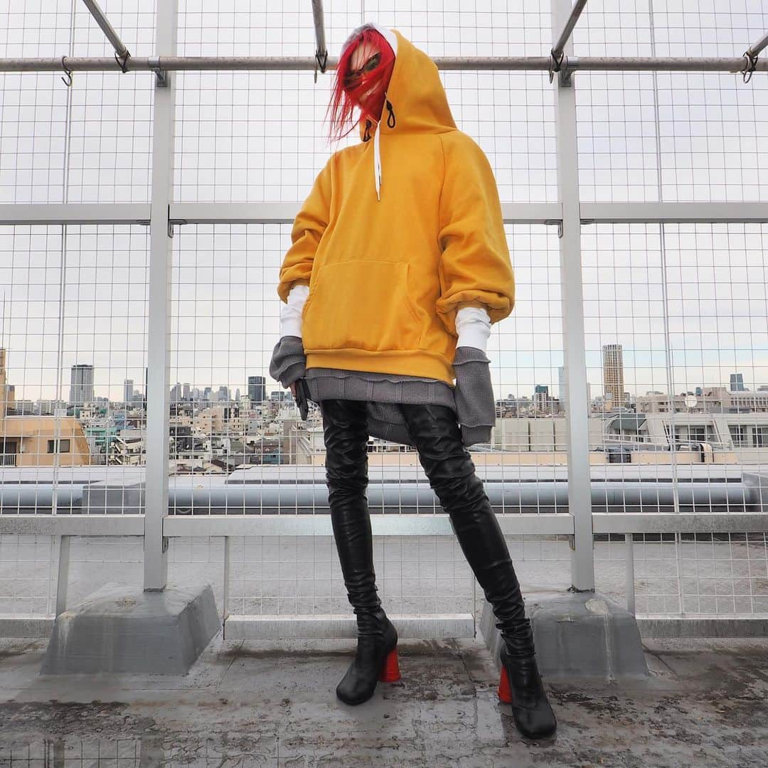 si ouxさんのインスタグラム写真 - (si ouxInstagram)「零号機コーデ﻿ ﻿ #きょうの太陽浴﻿ ﻿ hoodie(white) #calvinklein  hoodie(yellow) #glr  knit #muze_tokyo﻿ boots #mm6 #maisonmargiela ﻿ ﻿ ﻿ ﻿ ﻿ #eva #evangelion #エヴァンゲリオン #零号機 #零号機カラー ﻿#共に乗り越えましょう  #selfportrait #自撮り #セルフポートレート #olympus #epl7 #olympuspen #olympusepl7 #mzuikodigitaled9_18mm #selfie #selfies #redhair #redhaircolor #redhaired #赤髪 #レッドヘアー」1月28日 19時22分 - si_oux