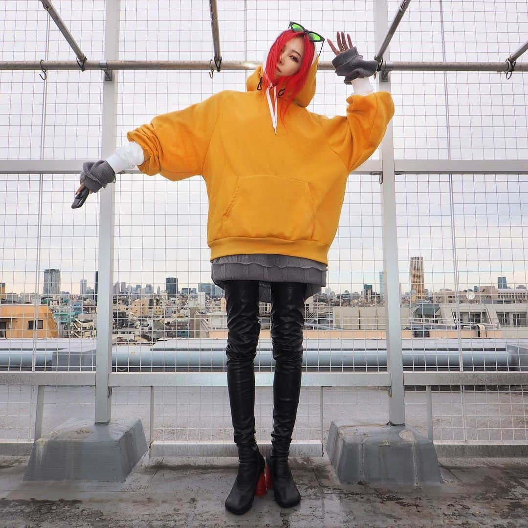 si ouxさんのインスタグラム写真 - (si ouxInstagram)「零号機コーデ﻿ ﻿ #きょうの太陽浴﻿ ﻿ hoodie(white) #calvinklein  hoodie(yellow) #glr  knit #muze_tokyo﻿ boots #mm6 #maisonmargiela ﻿ ﻿ ﻿ ﻿ ﻿ #eva #evangelion #エヴァンゲリオン #零号機 #零号機カラー ﻿#共に乗り越えましょう  #selfportrait #自撮り #セルフポートレート #olympus #epl7 #olympuspen #olympusepl7 #mzuikodigitaled9_18mm #selfie #selfies #redhair #redhaircolor #redhaired #赤髪 #レッドヘアー」1月28日 19時22分 - si_oux