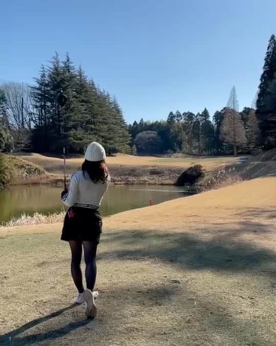 MOMOのインスタグラム：「こんばんは🏌️‍♀️❣️ 今日は寒かったですね😭 東京も今年初の雪☃️が降りました。。！ 本当はゴルフの予定だったけどキャンセルしてお家にいてよかった😂  動画はこの間のラウンド😆 この日はいつも調子が良いドライバーがあまり良くなくて。。>< でもベストがでましたー！！😍😍 95😍💕 今年に入ってまだ100叩いてない😆 この調子で頑張ります💁‍♀️❣️  3枚目は待ちの時間に登山用のホットミルクを飲んでるところ😂 この魔法瓶、6時間後も80度？かなんかでいつでも熱々でお気に入り😆 ピクニックみたいになっちゃった😂💕  #打ちっぱなし   #ゴルフ女子 #ゴルフウェア #ゴルフコーデ #ゴルフ好きな人と繋がりたい #ゴルフ好き #ゴルフ初心者  #ゴルフ男子と繋がりたい #ゴルフ場 #golf #golfwear #ゴルフコース #golfgirl #golfswing #골프 #golfstagram  #골프여자 #平日ゴルフ #平日ゴルファー #ゴルフうまくなりたい #ゴルフばか」