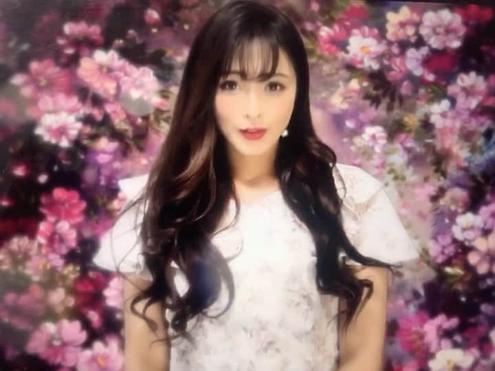 Fujikoのインスタグラム：「次のCover動画⭐️チラ見せ🥺  なんの歌が当てたらすごい🤣🤣💕  公開をお楽しみに☀️✨  #Fujiko#歌手#アーティスト#Youtube」
