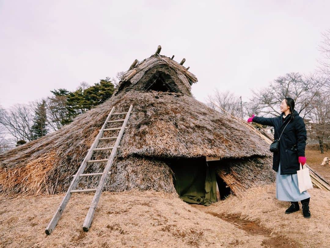 七野李冴さんのインスタグラム写真 - (七野李冴Instagram)「My travel memories / Enjoy! Jomon culture 🍽🌰  旅の思い出をシェア。実は縄文遺跡に溢れている山梨県。今回はこちら @aitoibukuro さんにて #縄文フレンチ なるランチコースをいただきました！ そうくるか！！！ というメニューの数々。シェフのアイデアに感動し、味にも感動し、五感で楽しめるお料理でとても楽しかったです。 特に私は土偶サブレがお気に入り…♡  他にも石を削ったり、弓矢で狩りをしたり(⁈)と、教科書だけでは分からない縄文時代を体験できました！  #jomon #yatsugatake #hakushu #mountains #traveler #traveljapan #travelgram #naturejapan #frenchrestaurant #tablecoordinate #yamanashi」1月28日 19時33分 - risaaxoxo